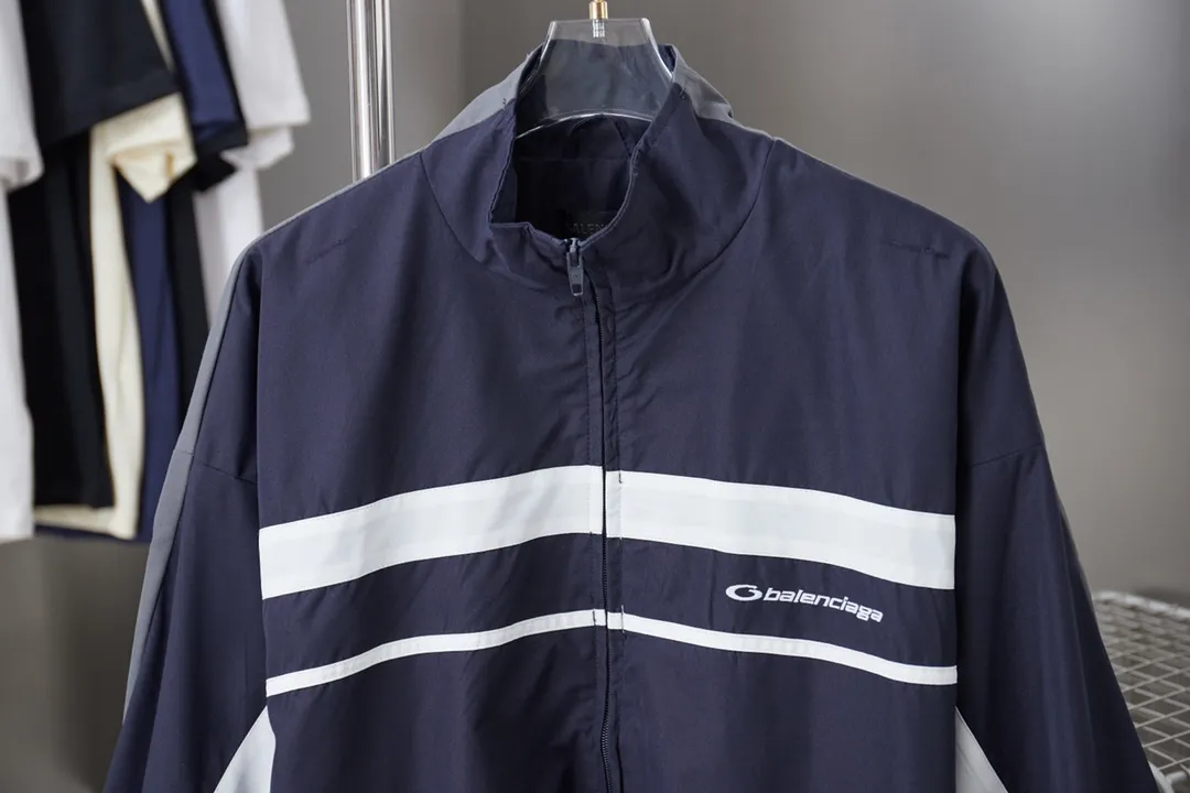Balenciaga 𝘽𝘼𝙇𝙀𝙉𝘾𝙄𝘼𝙂𝘼 BLCG 25SS double-split waterproof waterproof jacket. Light luxury. A must-have item for men and women for daily commuting. Correct version. Welcome to compare. Detailed features · Customized matt Taslan jacket fabric · The entire fabric is pre-treated with a waterproof coating · The interior is made of three-grade polyester bird's eye mesh · OS ultra-loose silhouette design · Side zipper pockets Small stand-up collar design · Internal zipper pocket design · Elastic waistband design at the hem · Customized molded hardware zipper Jacket double puller design · Imported environmentally friendly glue screen printing process · Imported Tajima machine embroidery ring logo · Original main mark washed tag brand packaging Color: White/Royal Blue Size: 46/48/50/52